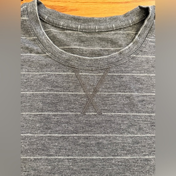 Lululemon Men’s Short Sleeve Shirt Grey with Stripes - Picture 3 of 9